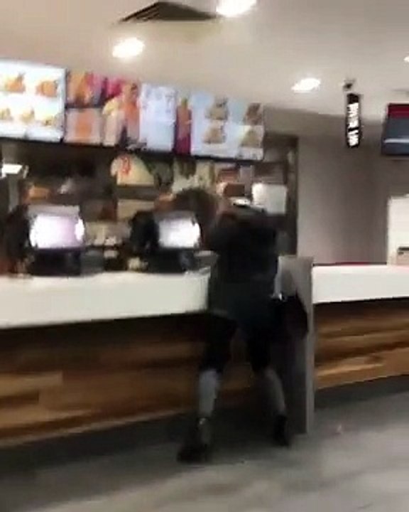 Cette fille ivre n'aime pas quand elle n'est pas traitée comme elle veut