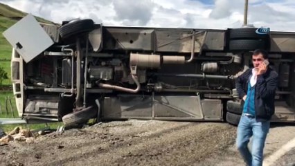 Bingöl'de midibüs devrildi:22 yaralı