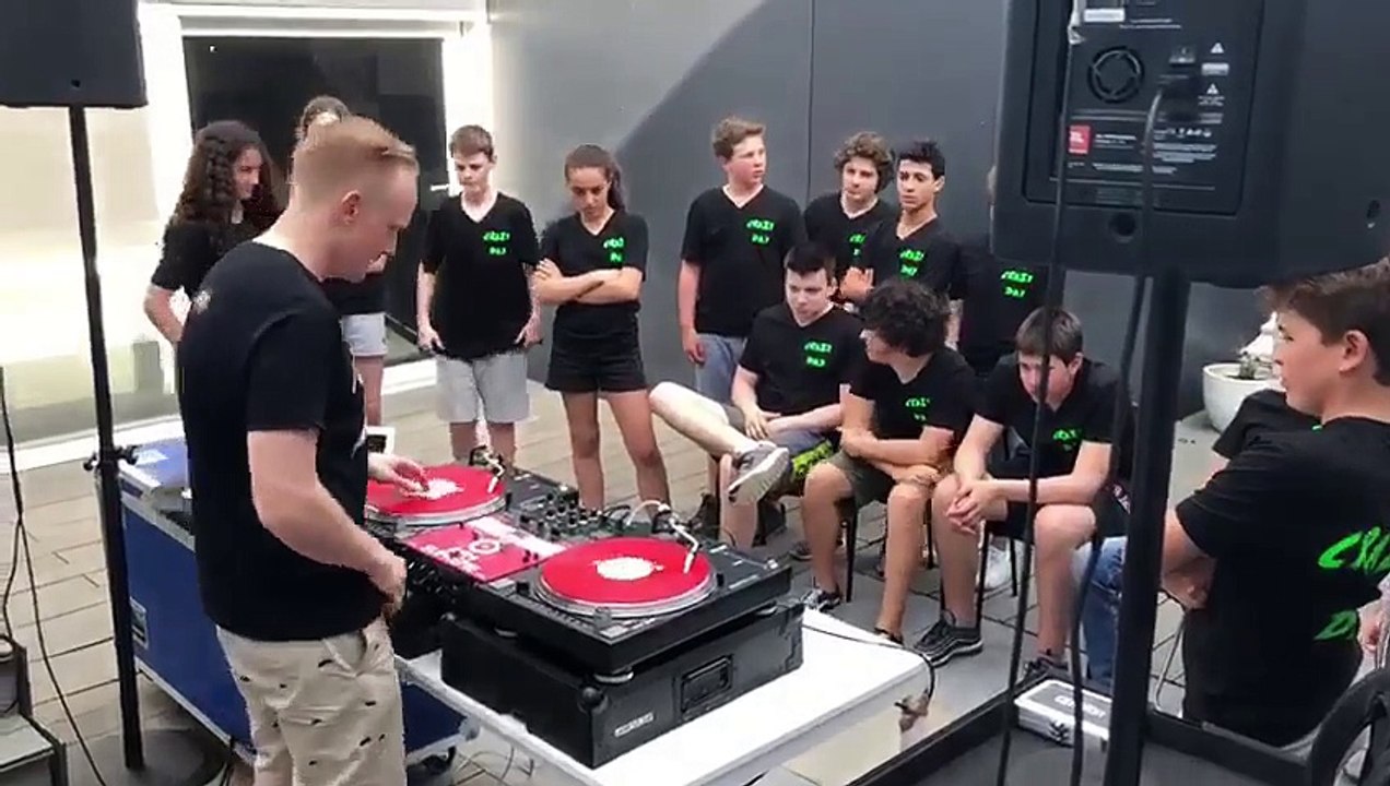 Démonstration de scratching par DJ ND