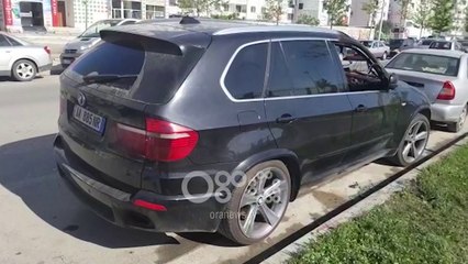Ora News -  Durrës, digjet gjatë natës një “BMW X5”