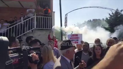 Masa ndaj 11 kuksianeve te arrestuar, protestuesit me tymuese para Gjykates ne Shkoder