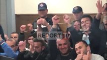 Report TV - Shkodër, në pritje të vendimit, kuksianët pozojnë me pranga para kamerës në gjykatë