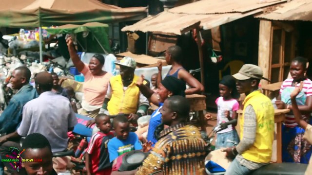 TIKEN JAH FAKOLY EN CONCERT GEANT A SIGUIRI