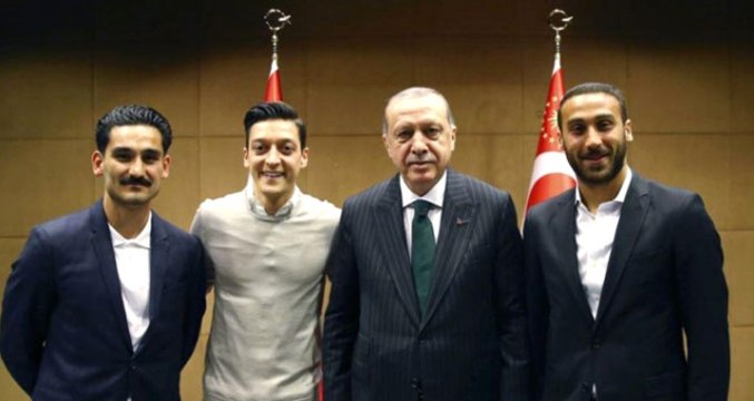 Cumhurbaşkanı Erdoğan ile Fotoğraf Çektiren İlkay Gündoğan ve Mesut Özil Almanya'da Tepki Çekti