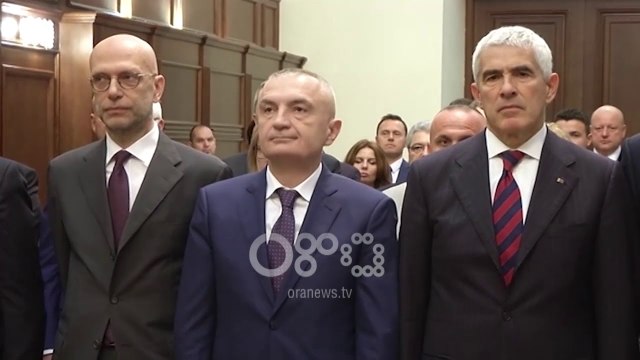 Ora News - Meta i jep dekoratën Nënë Tereza senatorit italian Pier Ferdinando Casini