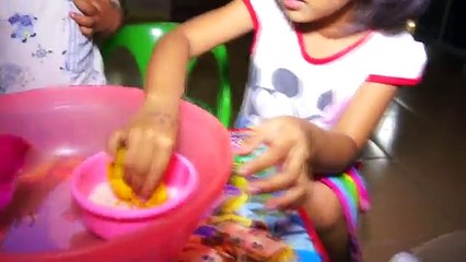 Ayam Warna Warni - Chicken Rainbow Bermain dengan Anak Ayam - Tori Airin