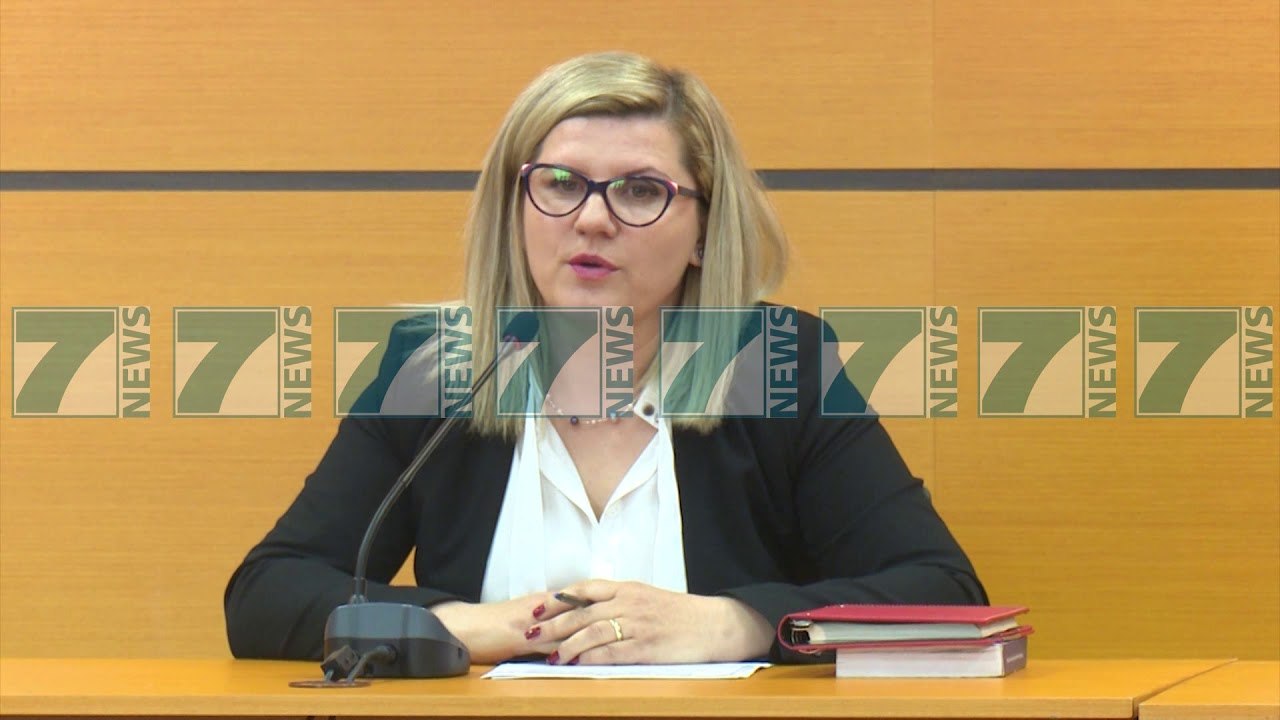 SHTYHET SEANCA PER DHENIEN E VENDIMIT NDAJ GJYQTARES ALTINA XHOXHAJ - News, Lajme - Kanali 7