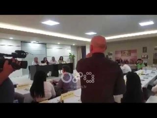 Ora News - "Dritan Leli na gënjeu!" Banorët ngrenë zërin në këshillin bashkiak të Vlorës