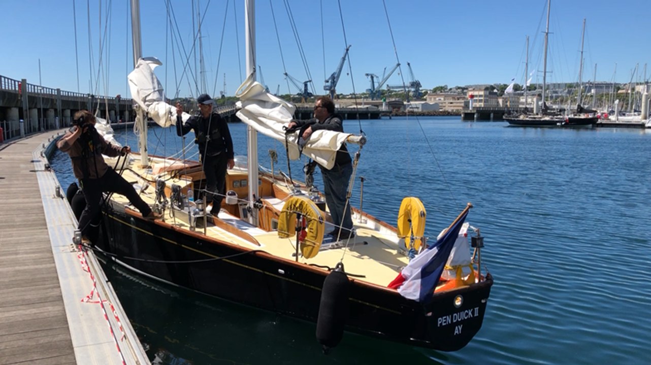 Pen Duick II croise la frégate Bretagne et Pen Duick V