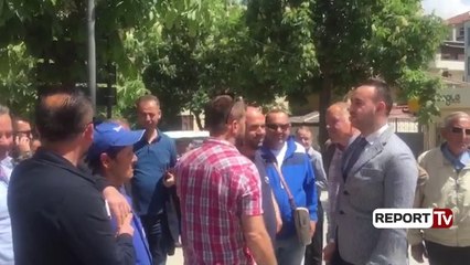 Download Video: Report TV - Pogradec, tregtarët protestojnë për tarifën e tvsh: Po detyrohemi të mbyllim bizneset