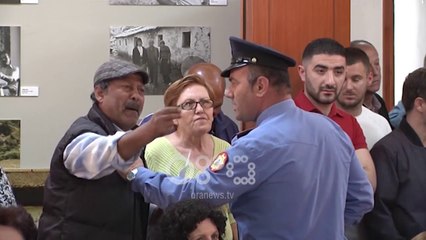 Ora News - "Dritan Leli na gënjeu!" Banorët ngrenë zërin në këshillin bashkiak të Vlorës