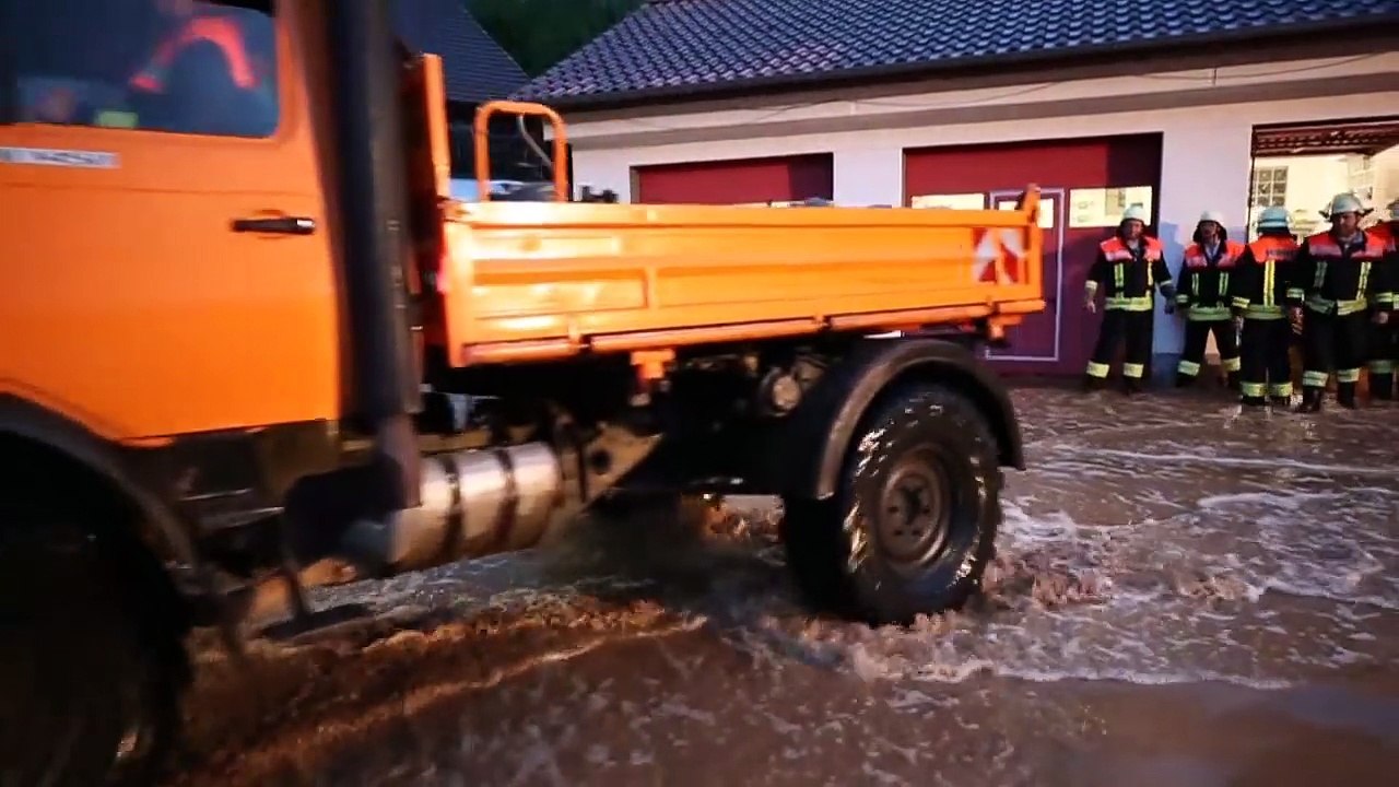 Unwetter über Deutschland: Regenfälle überfluten die Autobahn bei Osnabrück