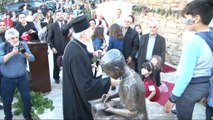 Fener Rum Patriği Bartholomeos'un ilk okuluna heykeli konuldu