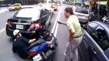 Il provoque la chute d'un scooter et va faire bien pire... Pas de chance