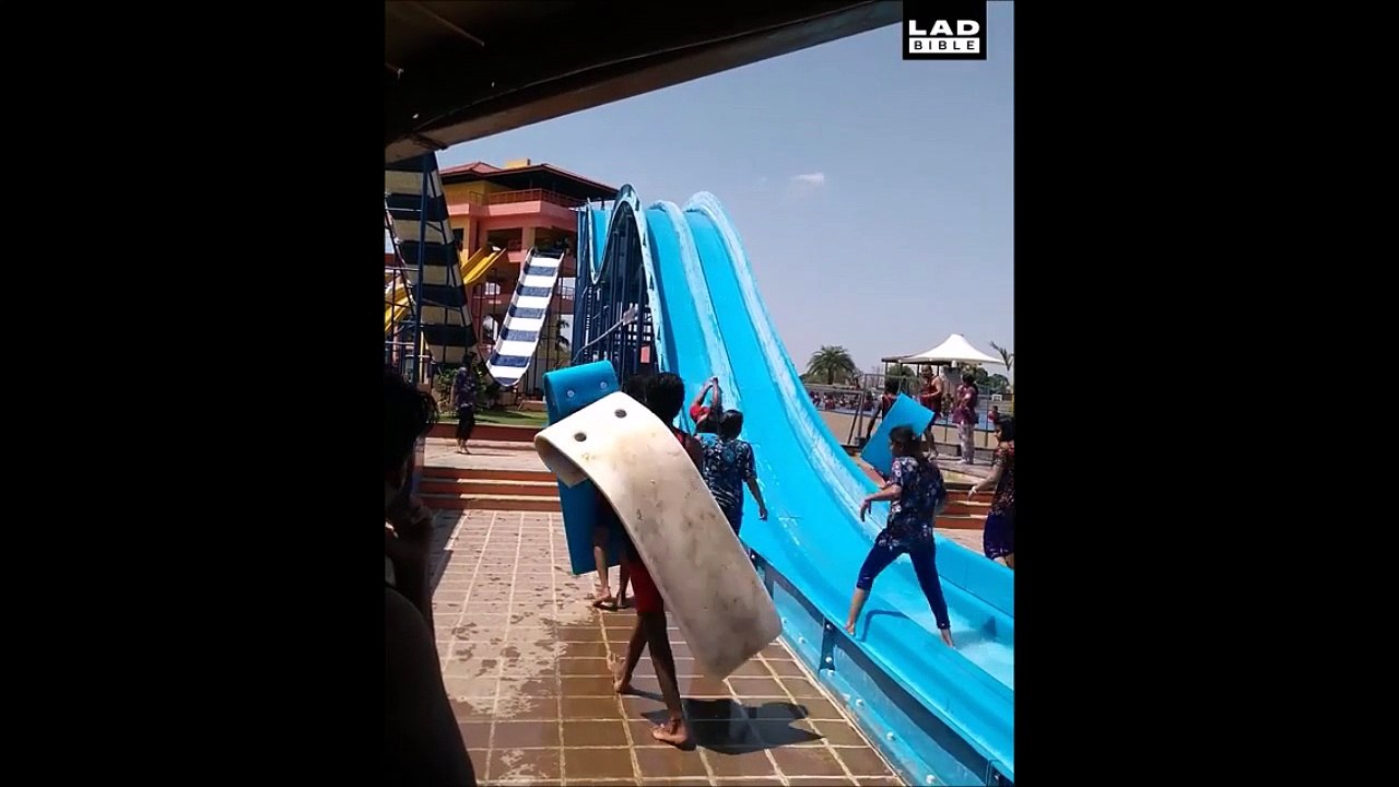 Ne jamais traverser un toboggan à eau sans regarder