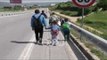 Ora News - Kukës, fëmijët që rrezikojnë jetën në autostradë