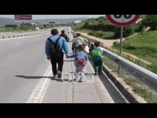 Ora News - Kukës, fëmijët që rrezikojnë jetën në autostradë