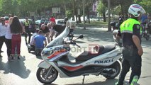 Report TV - Aksident në bulevardin 'Zhan D’ark' në Tiranë, makina përplas 12 vjeçarin me biçikletë