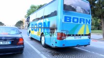 Report TV - Tiranë, përfshihet nga flakët autobusi te bulevardi Dëshmorët e Kombit