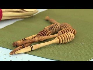 Mjetet e drurit në kuzhinë, i moshuari nga Elbasan i prodhon dhe i shet te “Pazari i Ri”