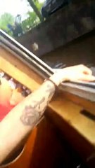 Il essaie de récupérer une canette dans un canal Amsterdam