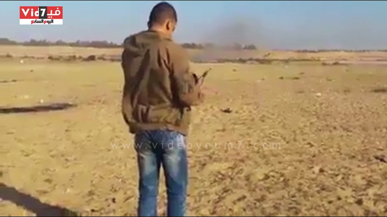 لحظة قنص طفل فلسطينى فى قطاع غزة خلال مسيرة العودة الكبرى