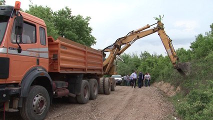Ardian Gjini inspekton punimet në disa rrugë fshatrash - Lajme