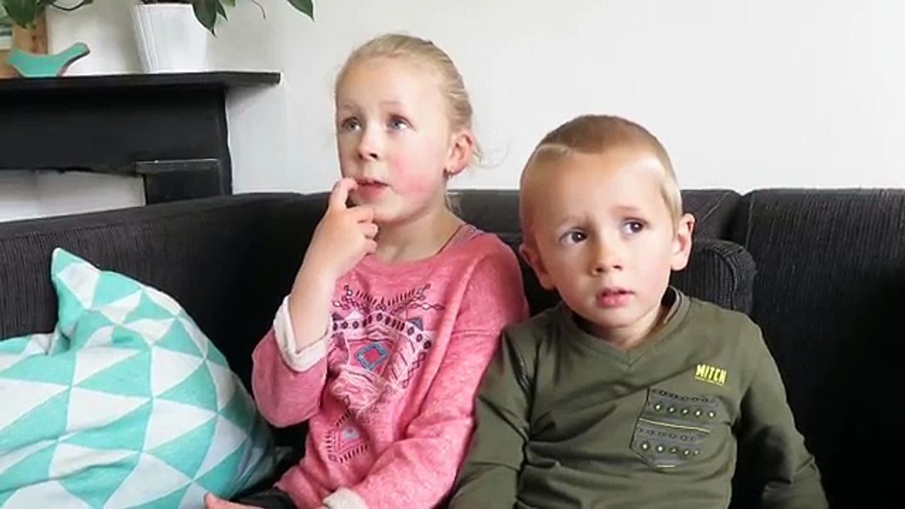 Er zit een baby in mamas buik en een stukje van de echo