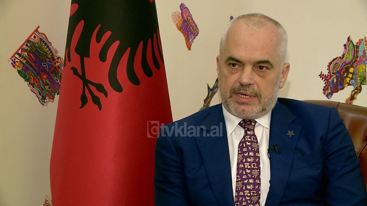 Rama flet per doreheqjen e Saimir Tahirit dhe k...
