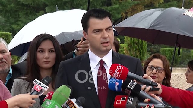 Ora News - PD ligj në Kuvend për ndalimin e portretit të Enver Hoxhes