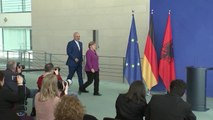 Ora News - Rama takon ambasadoren gjermane, bisedojë disa minuta veç nga të tjerët