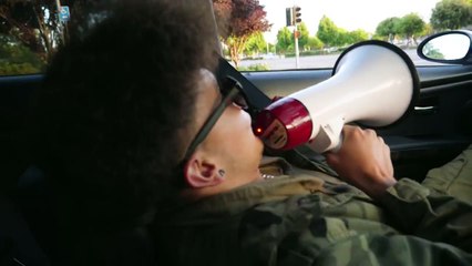 Leyendo Comentarios con un MEGA Micrófono en PUBLICO! (HotSpanish Vlogs)