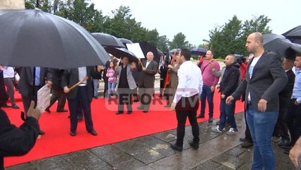 Report TV - Homazhet për Dëshmorët, përleshen mbështetësit e PD dhe nostalgjikët e Enverit