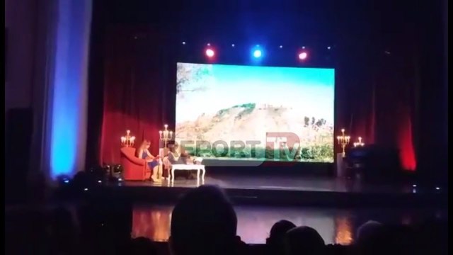 Report TV - ‘Mbretëresha’ e këngës shqiptare, Nexhmije Pagarusha, dekorohet nga Trump