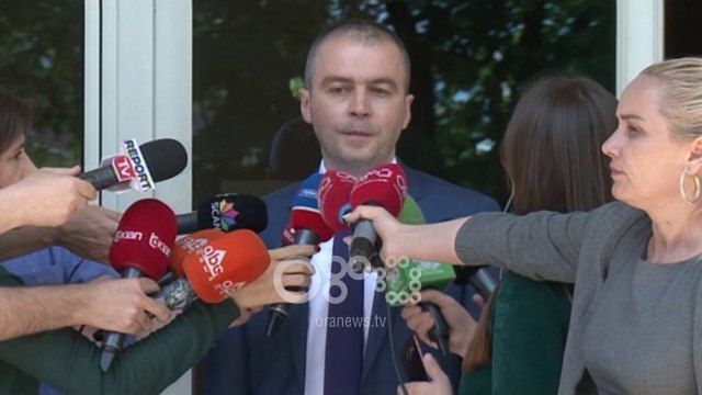 Ora News - Avokati i gjyqtarit Hoxha: Lekët i siguroi nga dasma, ka marrë borxh dhe kredi