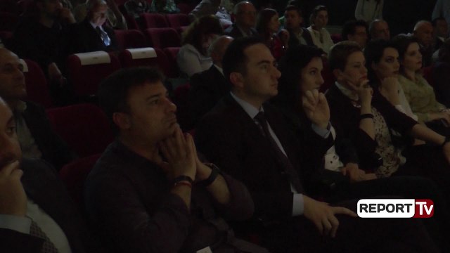 Report TV - Deputetët e opozitës i përgjigjen ftesës së artistëve për Teatrin Kombëtar