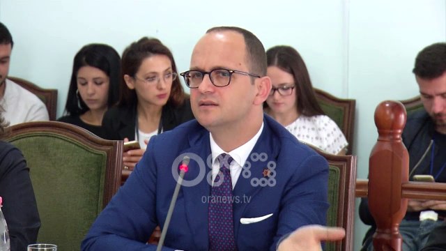 Ora News - Opozita 'bojkoton' Bushatin, Ministri flet për fanta spathi që flasin me të huajt
