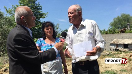 Report TV - Fier, lumi u mer shtëpinë, të moshuarit prej tre vitesh në çadër