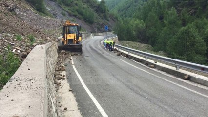 Rruga “mban peng” 14 mijë banorë - Top Channel Albania - News   - Lajme