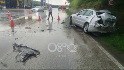Ora News - Fier, "Benzi" përplaset me kamionin dhe përfundon jashtë rruge