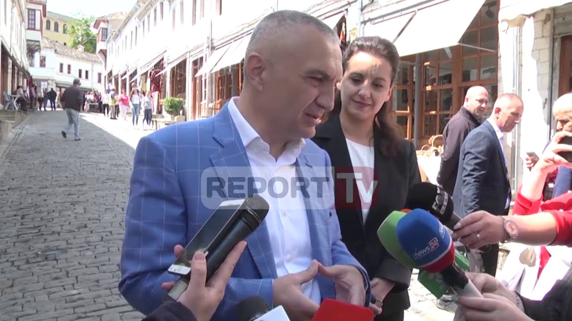 ⁣Presidenti Meta ja merr këngës e valles në Gjirokastër: I mundur rekomandimi pozitiv për negociatat