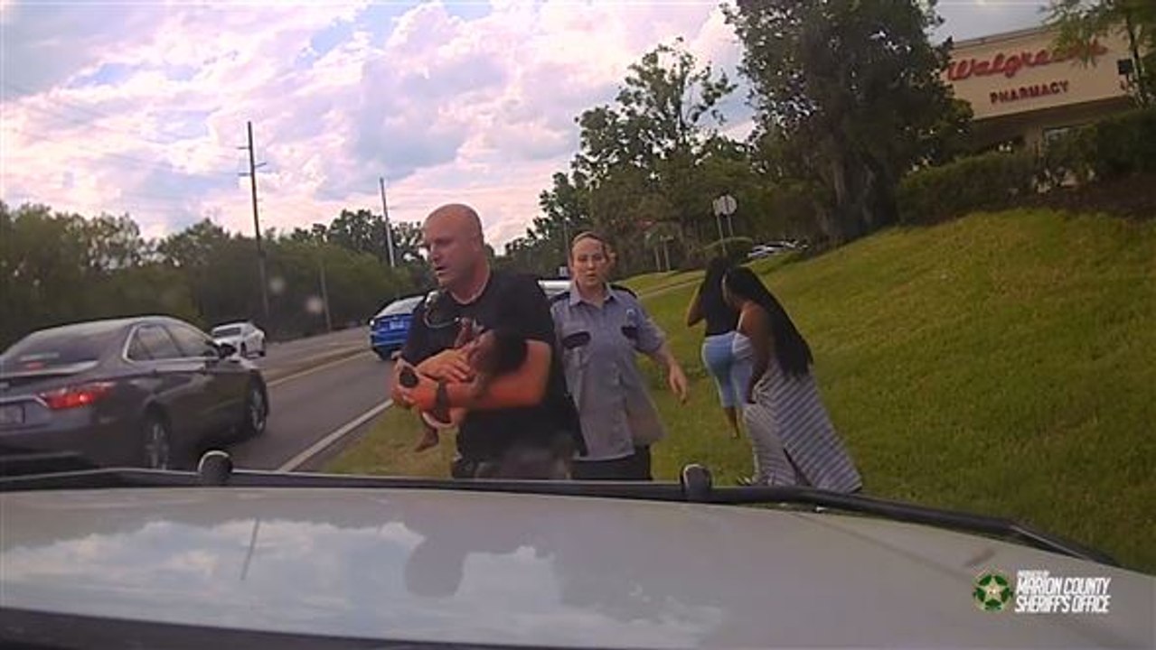 In letzter Sekunde: Polizist rettet Baby das Leben