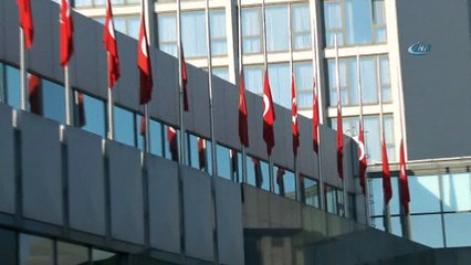 Kudüs için Taksim’deki bayraklar yarıya indirildi