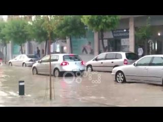 Ora News - Bllokimi i kanalizimeve përmbyt rrugët e qytetit muze