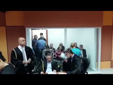 Ora News - Tre pedagogët e Elbasanit dalin para gjykatës