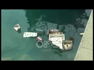 Ora News - Vajra dhe karburant, ndotet Porti i Peshkimit në Durrës