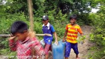 Amazing Smart Children Catch Tree Snake Using Oil Tank Trap - How To Catch Tree Snake With Trap - Cambodia daily life