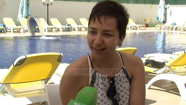 Shtohen turistët e huaj në bregdetin e Durrësit - Top Channel Albania - News - Lajme