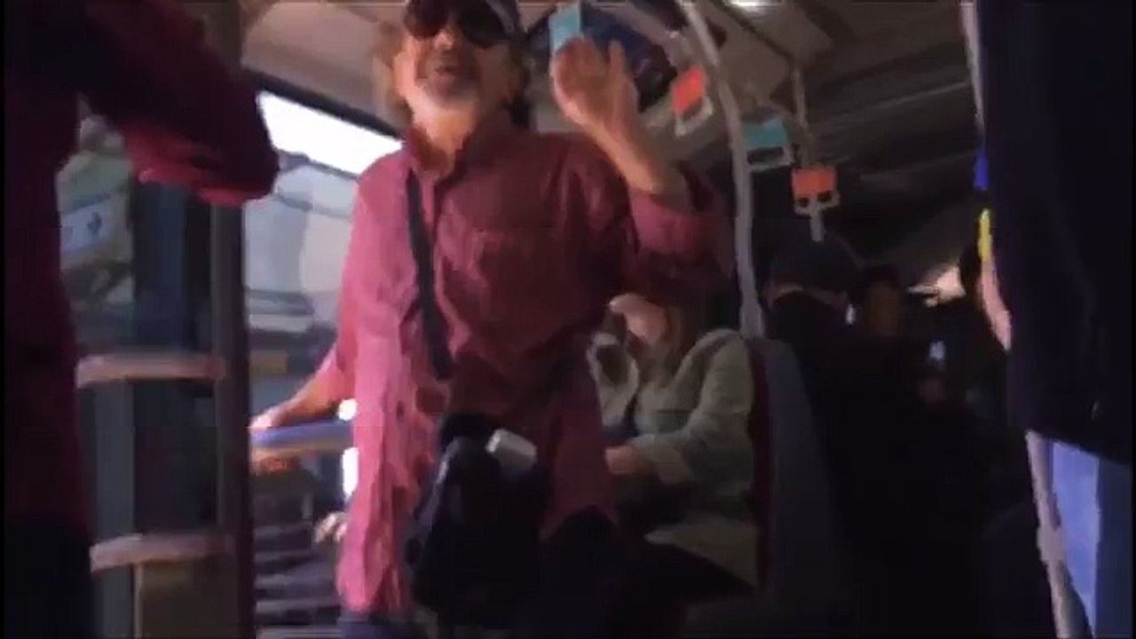 Metrobüste öpüşen gençlere müdahale eden yolcu