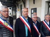 Maurienne : les élus en écharpe manifestent contre la fermeture annoncée de deux gares